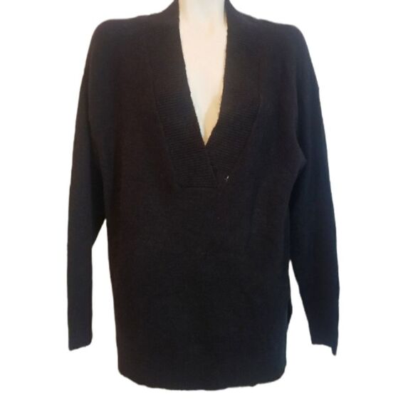 SWEATER SALE 3/$30 RDI Black V-Neck Sweater - Picture 1 of 5